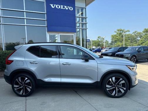 2023 Volvo XC40 B5 Ultimate Dark Theme