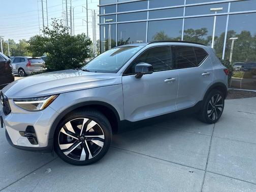 2023 Volvo XC40 B5 Ultimate Dark Theme