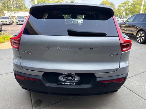 2023 Volvo XC40 B5 Ultimate Dark Theme