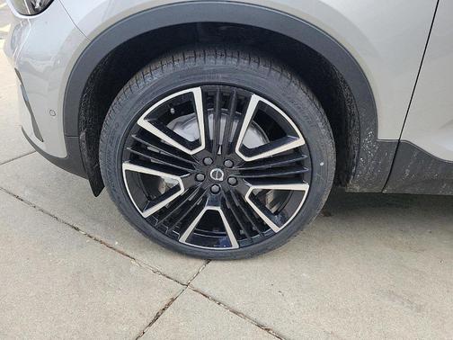 2025 Volvo XC40 B5 Ultra Bright Theme