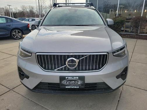 2025 Volvo XC40 B5 Ultra Bright Theme