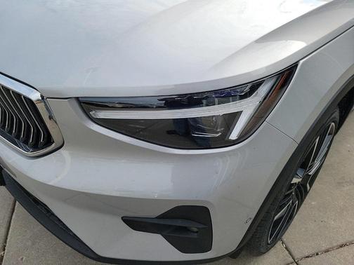 2025 Volvo XC40 B5 Ultra Bright Theme