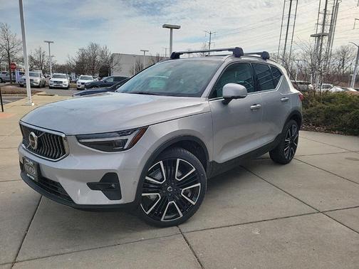 2025 Volvo XC40 B5 Ultra Bright Theme