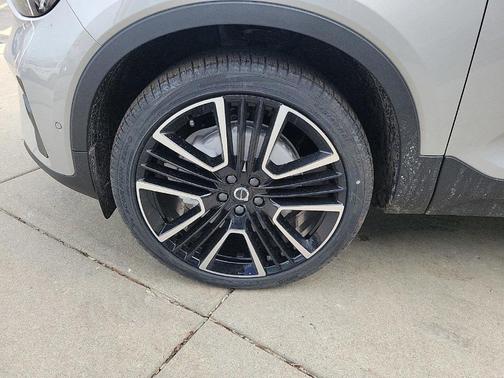2025 Volvo XC40 B5 Ultra Bright Theme