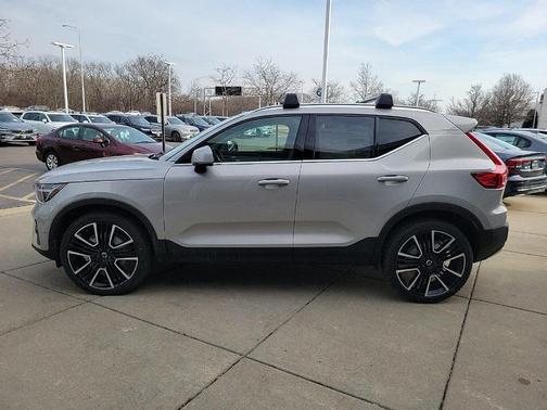2025 Volvo XC40 B5 Ultra Bright Theme