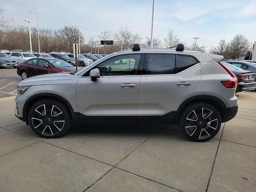 2025 Volvo XC40 B5 Ultra Bright Theme