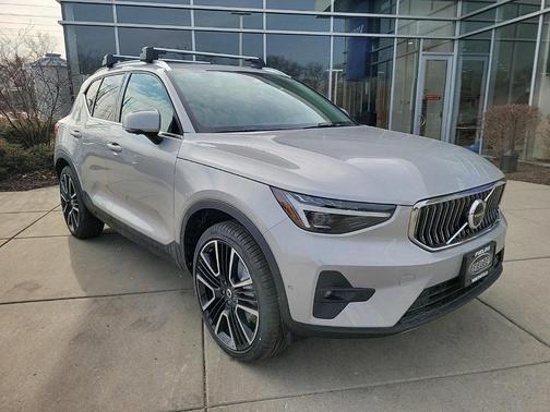 2025 Volvo XC40 B5 Ultra Bright Theme