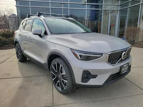 2025 Volvo XC40 B5 Ultra Bright Theme