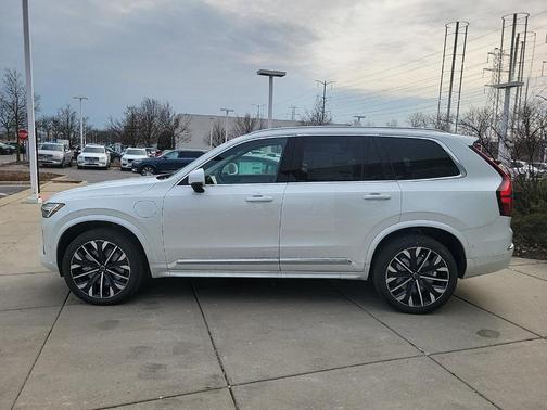 2025 Volvo XC90 Plug-In Hybrid T8 Plus 7-Seater