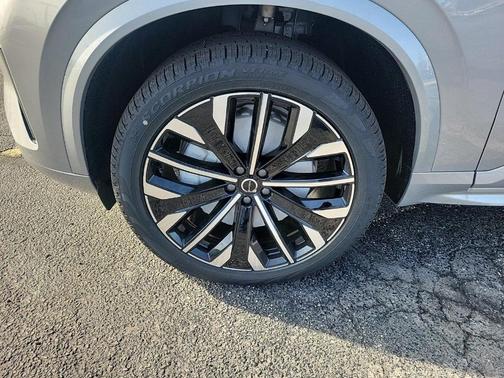 2025 Volvo XC90 B6 Core