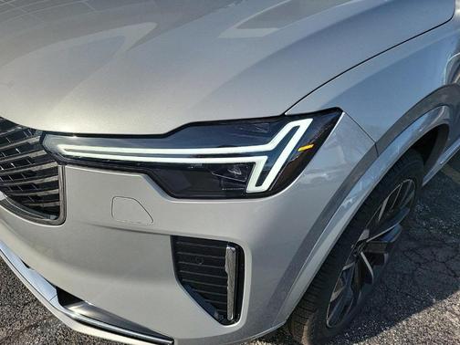 2025 Volvo XC90 B6 Core
