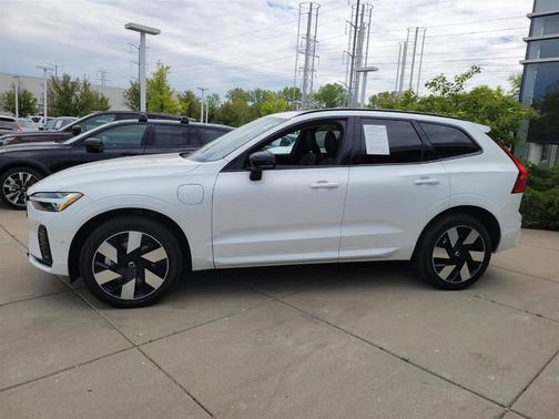 2024 Volvo XC60 Recharge Plug-In Hybrid T8 Plus Dark Theme