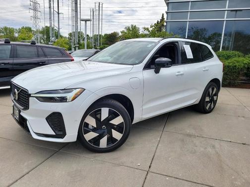 2024 Volvo XC60 Recharge Plug-In Hybrid T8 Plus Dark Theme