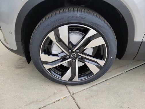 2025 Volvo XC40 B5 Ultra Dark Theme
