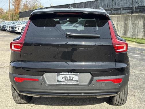 2026 Volvo XC40 B5 Ultra Black Edition