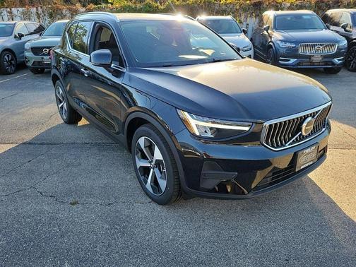 2025 Volvo XC40 B5 Core Bright Theme