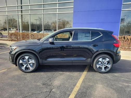 2025 Volvo XC40 B5 Plus Bright Theme
