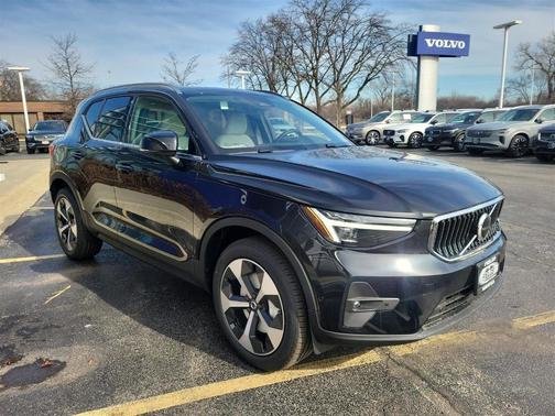 2025 Volvo XC40 B5 Plus Bright Theme