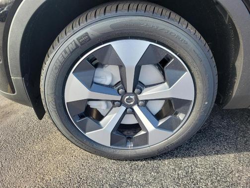 2025 Volvo XC40 B5 Plus Bright Theme