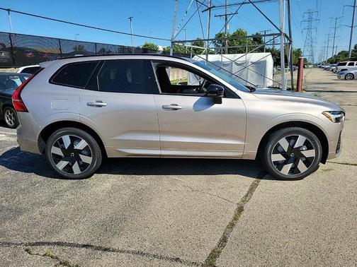 2025 Volvo XC60 Plug-In Hybrid T8 Plus
