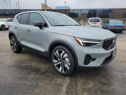 2025 Volvo XC40 B5 Ultra Dark Theme