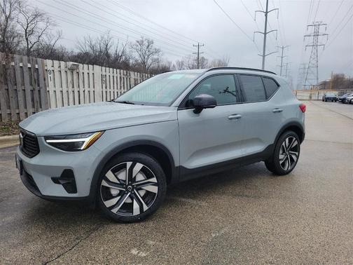 2025 Volvo XC40 B5 Ultra Dark Theme