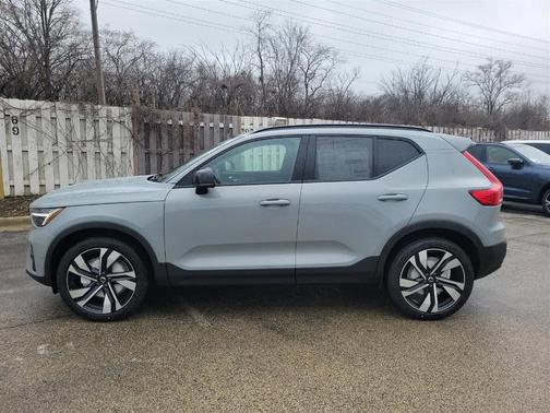 2025 Volvo XC40 B5 Ultra Dark Theme