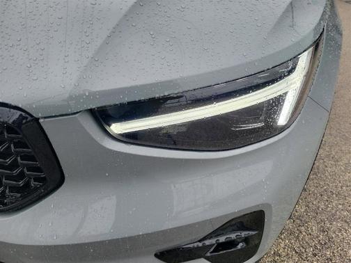 2025 Volvo XC40 B5 Ultra Dark Theme