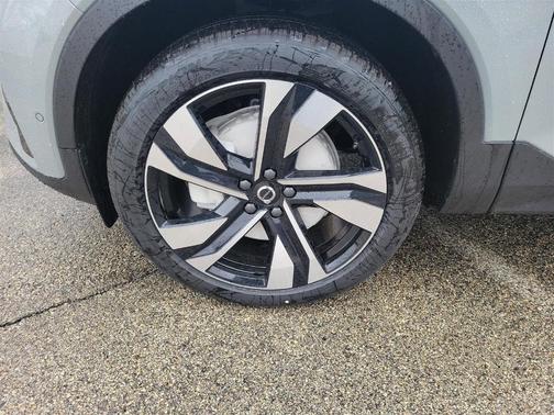 2025 Volvo XC40 B5 Ultra Dark Theme