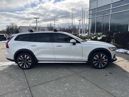 2025 Volvo V60 Cross Country B5 Ultra