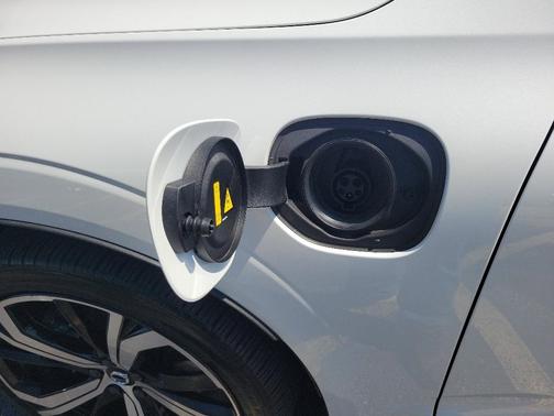 2023 Volvo XC60 Recharge Plug-In Hybrid T8 Ultimate Dark Theme
