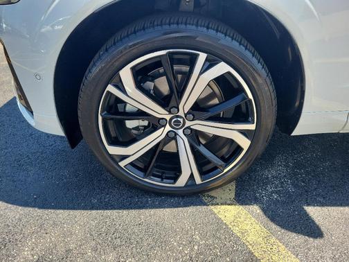 2023 Volvo XC60 Recharge Plug-In Hybrid T8 Ultimate Dark Theme