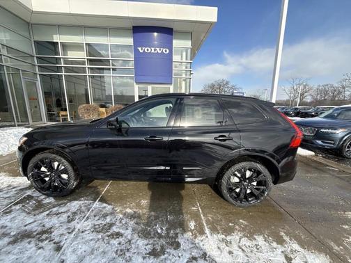 2026 Volvo XC60 B5 Ultra Black Edition