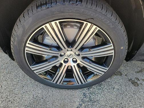 Onyx Black Metallic 2025 Volvo XC90 B6 Plus 7-Seater