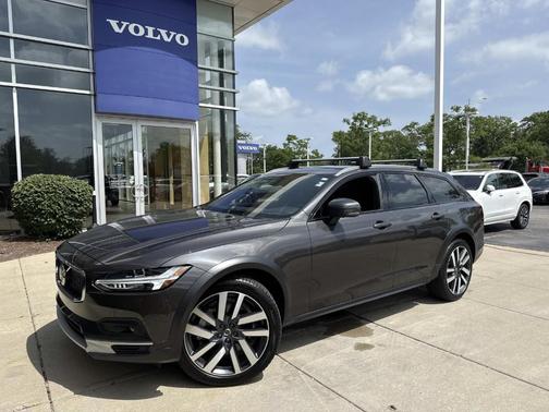 Platinum Gray Metallic 2025 Volvo V90 Cross Country B6 Ultra