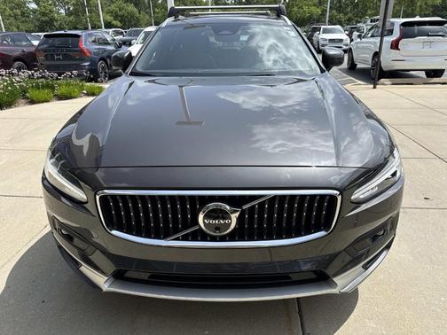Platinum Gray Metallic 2025 Volvo V90 Cross Country B6 Ultra
