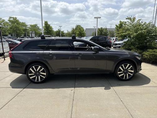 Platinum Gray Metallic 2025 Volvo V90 Cross Country B6 Ultra