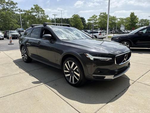 Platinum Gray Metallic 2025 Volvo V90 Cross Country B6 Ultra