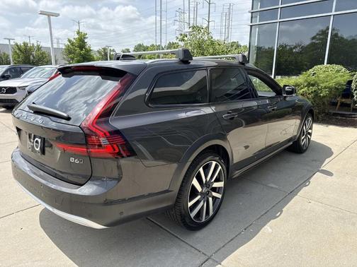 Platinum Gray Metallic 2025 Volvo V90 Cross Country B6 Ultra