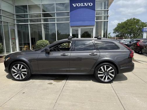 Platinum Gray Metallic 2025 Volvo V90 Cross Country B6 Ultra