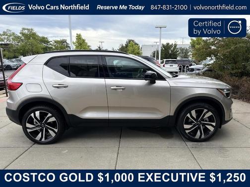 Bright 2024 Volvo XC40 B5 Plus Dark Theme