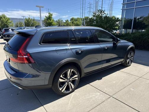 Denim Blue Metallic 2024 Volvo V60 Cross Country B5 Plus