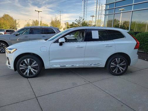 2023 Volvo XC60 Recharge Plug-In Hybrid T8 Plus Bright Theme