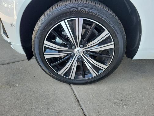 2023 Volvo XC60 Recharge Plug-In Hybrid T8 Plus Bright Theme