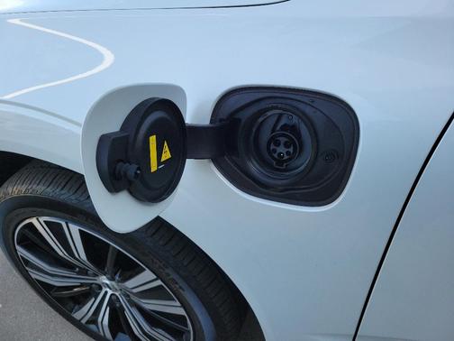 2023 Volvo XC60 Recharge Plug-In Hybrid T8 Plus Bright Theme