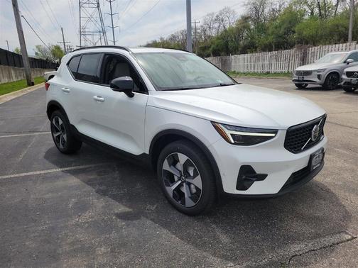 2025 Volvo XC40 B5 Plus Dark Theme