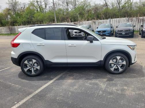 2025 Volvo XC40 B5 Plus Dark Theme