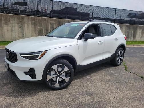 2025 Volvo XC40 B5 Plus Dark Theme