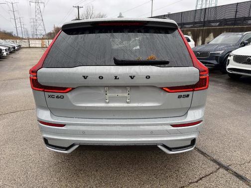 2026 Volvo XC60 B5 Ultra Black Edition