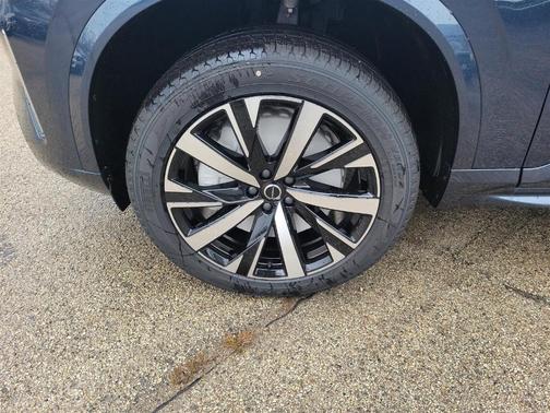 2025 Volvo XC90 B5 Core